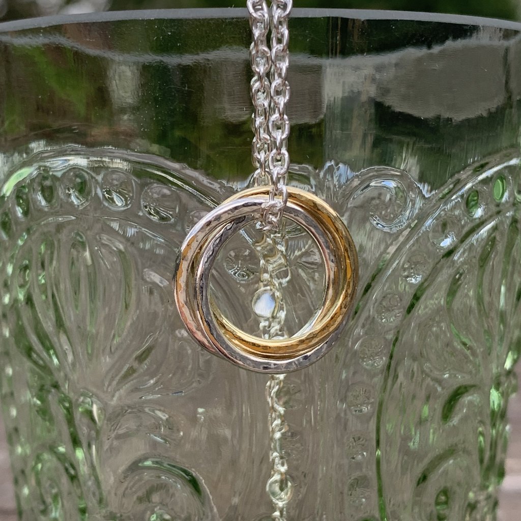 Caldera Russo Russian ring necklace - 18 carat gold and sterling silver pendant - close-up on glass, face-on