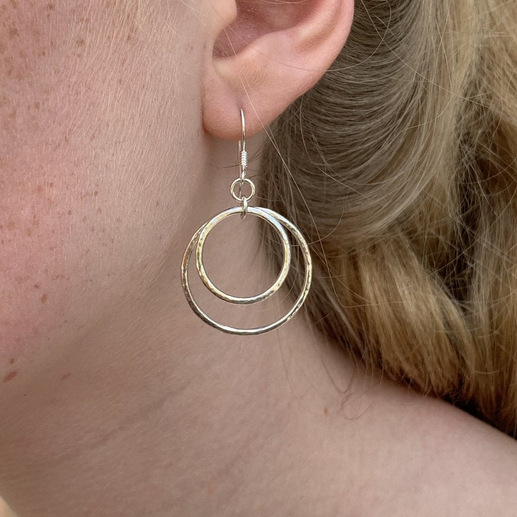 Caldera cirque doppia handmade silver earrings on model