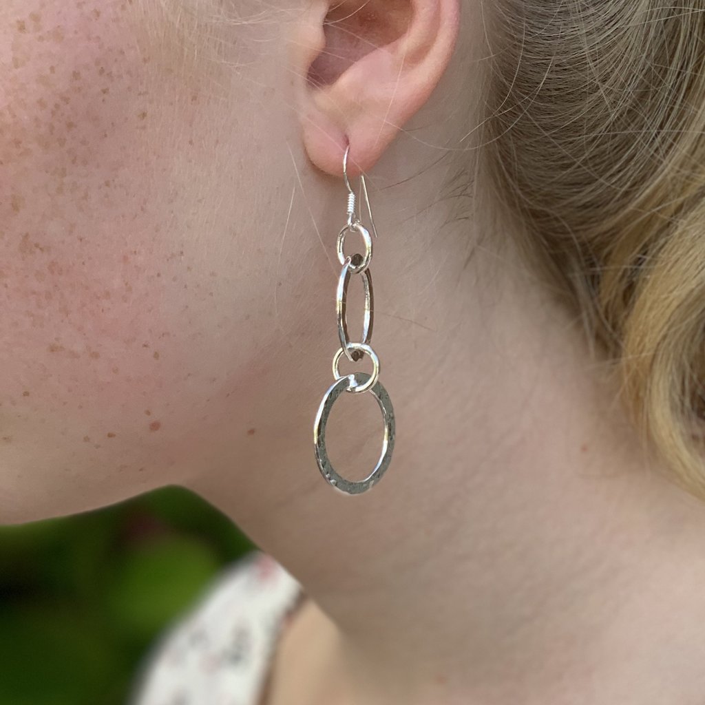 Caldera ovale doppia handmade silver earrings on model