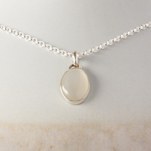 Moonstone Uno Ovale Silver Pendant Necklace